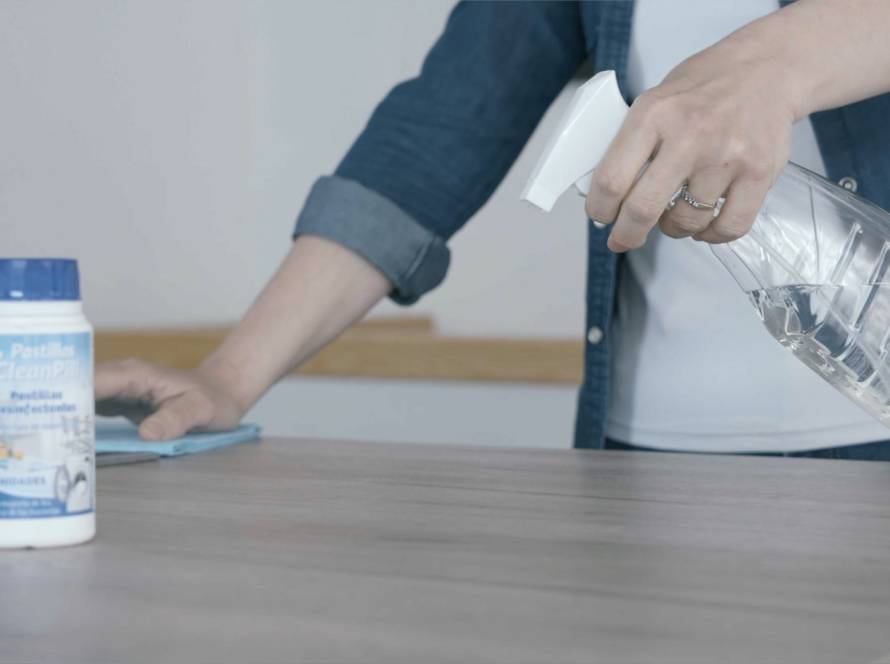 Productos de limpieza zero waste para desinfectar superficies del hogar con sistema refill
