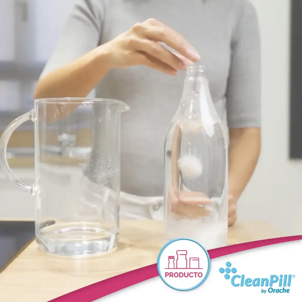 Preparación de las pastillas desengrasantes CleanPill Refill en una botella reutilizable