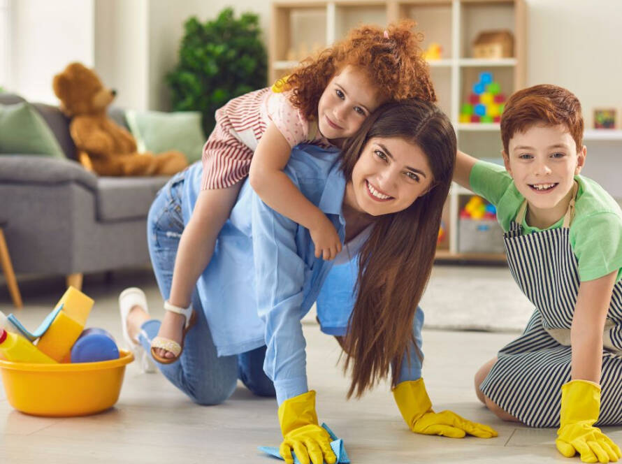 Familia limpiando y desinfectando la casa de forma segura con niños y mascotas