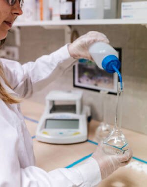 Formulación de productos desinfectantes en laboratorio de Orache
